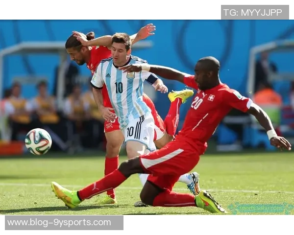 足球进球瞬间的温暖拥抱与团队精神的完美交融